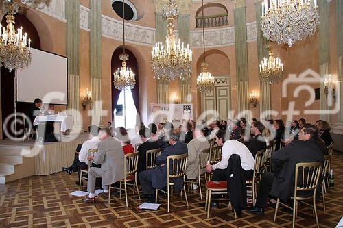 (C) fotodienst/Anna Rauchenberger - Wien 28.04.2006 - Der österreichische Franchise-Verband feiert im Palais Auersperg seinen 20. Geburtstag. FOTO: Manfred Maus, Begründer des Franchise-Systems, begeistert und motiviert seine Zuhörer.