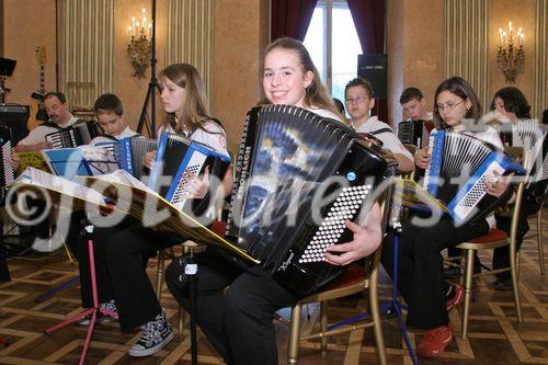 (C) fotodienst/Anna Rauchenberger - Wien 28.04.2006 - Der österreichische Franchise-Verband feiert im Palais Auersperg seinen 20. Geburtstag. Die Musikschule Fröhlich basiert auch auf dem Franchise-Prinzip und gab auf dem feierlichen Ball einige Stücke zum Besten.