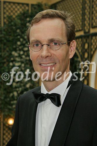 (C) fotodienst/Anna Rauchenberger - Wien 28.04.2006 - Der österreichische Franchise-Verband feiert im Palais Auersperg seinen 20. Geburtstag. FOTO: Präsident des Franchise Verbandes Dkfm. James A. Sernett (3.v.l.).