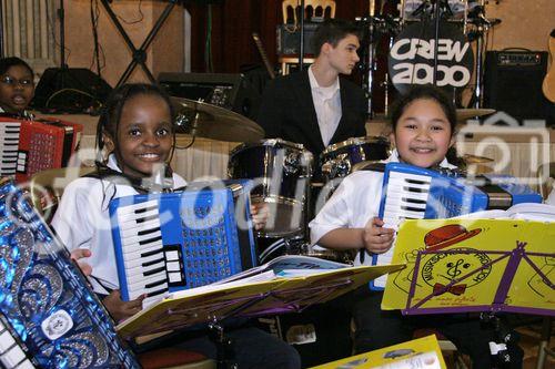 (C) fotodienst/Anna Rauchenberger - Wien 28.04.2006 - Der österreichische Franchise-Verband feiert im Palais Auersperg seinen 20. Geburtstag. Die Musikschule Fröhlich basiert auch auf dem Franchise-Prinzip und gab auf dem feierlichen Ball einige Stücke zum Besten.