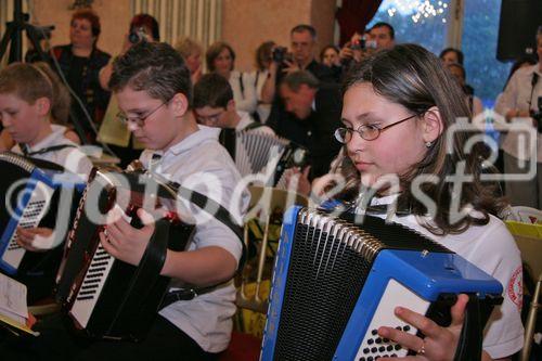 (C) fotodienst/Anna Rauchenberger - Wien 28.04.2006 - Der österreichische Franchise-Verband feiert im Palais Auersperg seinen 20. Geburtstag. Die Musikschule Fröhlich basiert auch auf dem Franchise-Prinzip und gab auf dem feierlichen Ball einige Stücke zum Besten.