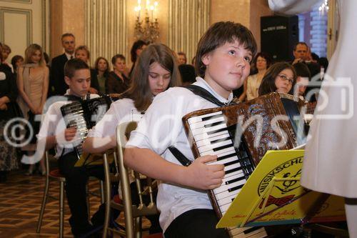 (C) fotodienst/Anna Rauchenberger - Wien 28.04.2006 - Der österreichische Franchise-Verband feiert im Palais Auersperg seinen 20. Geburtstag. Die Musikschule Fröhlich basiert auch auf dem Franchise-Prinzip und gab auf dem feierlichen Ball einige Stücke zum Besten.