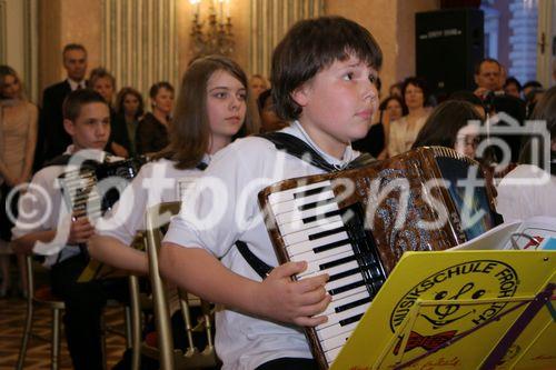 (C) fotodienst/Anna Rauchenberger - Wien 28.04.2006 - Der österreichische Franchise-Verband feiert im Palais Auersperg seinen 20. Geburtstag. FOTO: Vorstand des Franchise Verbandes mit Präsident Dkfm. James A. Sernett (3.v.l.).