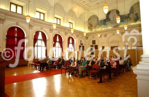 Unterzeichnung des Kooperationsvertrages zwischen Saubermacher AG mit Karl Franzes Universität Graz - Pressekonferenz; Journalisten und eingeladene Gäste