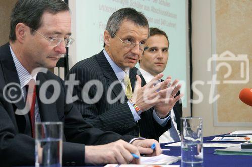 (C) fotodienst/Anna Rauchenberger - Wien 26.04.2006 - Studienvorstellung, Referate und Podiumsdiskussion zum Thema 'go international - Globale Wirtschaft, Globale Bildung'. Die Veranstaltung wurde von BMWA und der WKO initiiert. FOTO v.l.: Dr. Christoph Leitl (Präsident der Wirtschaftskammer Österreich), Dr. Martin Bartenstein (BM für Wirtschaft und Arbeit), Mag. Thomas Mayr (Abt. Bildungspolitik der WKO, GF des IBW, Institut für Bildungsforschung der Wirtschaft).