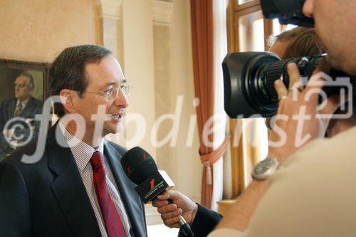 (C) fotodienst/Anna Rauchenberger - Wien 26.04.2006 - Studienvorstellung, Referate und Podiumsdiskussion zum Thema 'go international - Globale Wirtschaft, Globale Bildung'. Die Veranstaltung wurde von BMWA und der WKO initiiert. FOTO: Dr. Christoph Leitl (Präsident der Wirtschaftskammer Österreich) beim Interview.