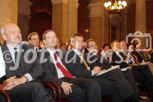 (C) fotodienst/Anna Rauchenberger - Wien 26.04.2006 - Studienvorstellung, Referate und Podiumsdiskussion zum Thema 'go international - Globale Wirtschaft, Globale Bildung'. Die Veranstaltung wurde von BMWA und der WKO initiiert. FOTO: Promi-Gäste: Dr. Christoph Leitl (Präsident der Wirtschaftskammer Österreich, 2.v.l.), Dr. Martin Bartenstein (BM für Wirtschaft und Arbeit 3.v.l.).