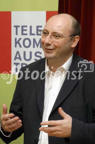 (C)fotodienst/Mag. Daniel Katzinger - Wien 21.11.2006
Heute wurde im Telekom Austria Pressegespräch eine multimediale Antwort auf die Frage nach der Funktionsweise des Fernsehservices IPTV gegeben.
Foto: Univ.Prof. Dipl.-Ing. Dr.techn. Markus Rupp (Dekan der Fakultät für Elektrotechnik und Informationstechnik, TU Wien)