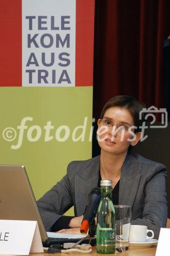 (C)fotodienst/Mag. Daniel Katzinger - Wien 21.11.2006
Heute wurde im Telekom Austria Pressegespräch eine multimediale Antwort auf die Frage nach der Funktionsweise des Fernsehservices IPTV gegeben.
Foto: Dipl.-Ing. Heidrun Häfele (Head of Multi Media Technology, Telekom Austria AG)