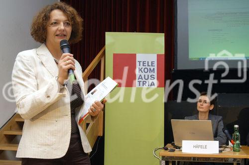 (C)fotodienst/Mag. Daniel Katzinger - Wien 21.11.2006
Heute wurde im Telekom Austria Pressegespräch eine multimediale Antwort auf die Frage nach der Funktionsweise des Fernsehservices IPTV gegeben.
Foto v.l.: Moderatorin, Dipl.-Ing. Heidrun Häfele (Head of Multi Media Technology, Telekom Austria AG)