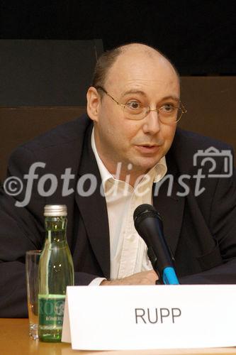 (C)fotodienst/Mag. Daniel Katzinger - Wien 21.11.2006
Heute wurde im Telekom Austria Pressegespräch eine multimediale Antwort auf die Frage nach der Funktionsweise des Fernsehservices IPTV gegeben.
Foto: Univ.Prof. Dipl.-Ing. Dr.techn. Markus Rupp (Dekan der Fakultät für Elektrotechnik und Informationstechnik, TU Wien)