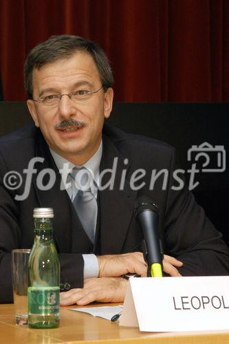 (C)fotodienst/Mag. Daniel Katzinger - Wien 21.11.2006
Heute wurde im Telekom Austria Pressegespräch eine multimediale Antwort auf die Frage nach der Funktionsweise des Fernsehservices IPTV gegeben.
Foto: Dipl.-Ing. Helmut Leopold (Leiter des Bereichs Produkt- und Technologiemanagement, Telekom Austria AG)

