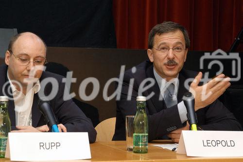 (C)fotodienst/Mag. Daniel Katzinger - Wien 21.11.2006
Heute wurde im Telekom Austria Pressegespräch eine multimediale Antwort auf die Frage nach der Funktionsweise des Fernsehservices IPTV gegeben.
Foto v.l.: Univ.Prof. Dipl.-Ing. Dr.techn. Markus Rupp (Dekan der Fakultät für Elektrotechnik und Informationstechnik, TU Wien), Dipl.-Ing. Helmut Leopold (Leiter des Bereichs Produkt- und Technologiemanagement, Telekom Austria AG)

