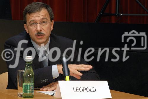 (C)fotodienst/Mag. Daniel Katzinger - Wien 21.11.2006Heute wurde im Telekom Austria Pressegespräch eine multimediale Antwort auf die Frage nach der Funktionsweise des Fernsehservices IPTV gegeben.Foto: Dipl.-Ing. Helmut Leopold (Leiter des Bereichs Produkt- und Technologiemanagement, Telekom Austria AG)