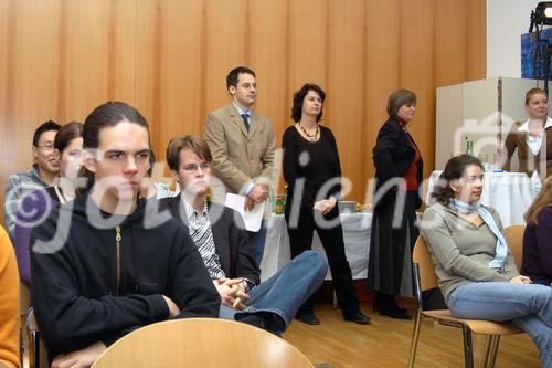 (C)fotodienst/Mag. Daniel Katzinger - Wien 21.11.2006
Heute wurde im Telekom Austria Pressegespräch eine multimediale Antwort auf die Frage nach der Funktionsweise des Fernsehservices IPTV gegeben.
Foto: Besucher