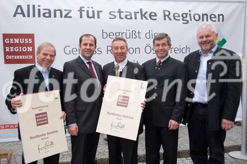 BM Josef Pröll/ Toni Steixner/ Josef Knapp Gebietsleiter Steyr CNH mit Ausgezeichneten 