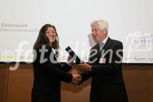 31. Österreichischer Controllertag - Verleihung Controllerpreis 11.11.2010 (c) Julia Fuchs. Am Bild: Univ.Prof.Dr. Rolf Eschenbach verleiht den Preis an Dipl.Kffr. Univ. Martina Volnhals