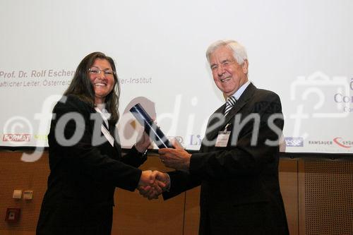 31. Österreichischer Controllertag - Verleihung Controllerpreis 11.11.2010 (c) Julia Fuchs. Am Bild: Univ.Prof.Dr. Rolf Eschenbach verleiht den Preis an Dipl.Kffr. Univ. Martina Volnhals