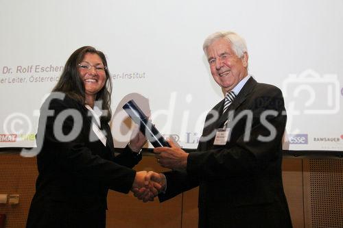 31. Österreichischer Controllertag - Verleihung Controllerpreis 11.11.2010 (c) Julia Fuchs. Am Bild: Univ.Prof.Dr. Rolf Eschenbach verleiht den Preis an Dipl.Kffr. Univ. Martina Volnhals