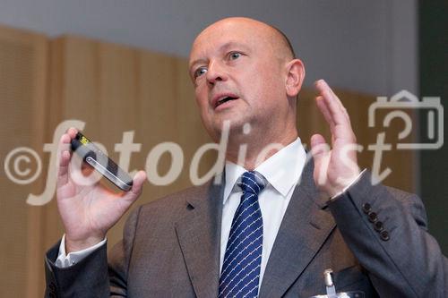 (C)fotodienst/Anna Rauchenberger -  Wien, am 16.09.2009 - Das Österreichische Controller-Institut (ÖCI) lud am 16. September zum Human Resources-Benchmarking-Circle ein. Dabei wurden die Ergebnisse des 1. ÖCI-HR-Panels präsentiert und im Expertenkreis diskutiert. Ausgangspunkt ist der Gedanke, dass die Human Resources, die MitarbeiterInnen, ein kritischer Erfolgsfaktor für jedes Unternehmen sind, sowohl in Zeiten der Hochkonjunktur als auch besonders bei wirtschaftlicher Verlangsamung. FOTO: Guido Betz, CEO Change International Ltd.