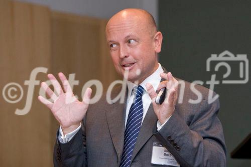 (C)fotodienst/Anna Rauchenberger -  Wien, am 16.09.2009 - Das Österreichische Controller-Institut (ÖCI) lud am 16. September zum Human Resources-Benchmarking-Circle ein. Dabei wurden die Ergebnisse des 1. ÖCI-HR-Panels präsentiert und im Expertenkreis diskutiert. Ausgangspunkt ist der Gedanke, dass die Human Resources, die MitarbeiterInnen, ein kritischer Erfolgsfaktor für jedes Unternehmen sind, sowohl in Zeiten der Hochkonjunktur als auch besonders bei wirtschaftlicher Verlangsamung. FOTO: Guido Betz, CEO Change International Ltd.