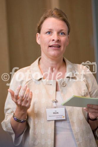 (C)fotodienst/Anna Rauchenberger -  Wien, am 16.09.2009 - Das Österreichische Controller-Institut (ÖCI) lud am 16. September zum Human Resources-Benchmarking-Circle ein. Dabei wurden die Ergebnisse des 1. ÖCI-HR-Panels präsentiert und im Expertenkreis diskutiert. Ausgangspunkt ist der Gedanke, dass die Human Resources, die MitarbeiterInnen, ein kritischer Erfolgsfaktor für jedes Unternehmen sind, sowohl in Zeiten der Hochkonjunktur als auch besonders bei wirtschaftlicher Verlangsamung. FOTO: Ilse Rein, Inhouse Trainings, Österreichisches Controller Institut