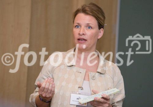 (C)fotodienst/Anna Rauchenberger -  Wien, am 16.09.2009 - Das Österreichische Controller-Institut (ÖCI) lud am 16. September zum Human Resources-Benchmarking-Circle ein. Dabei wurden die Ergebnisse des 1. ÖCI-HR-Panels präsentiert und im Expertenkreis diskutiert. Ausgangspunkt ist der Gedanke, dass die Human Resources, die MitarbeiterInnen, ein kritischer Erfolgsfaktor für jedes Unternehmen sind, sowohl in Zeiten der Hochkonjunktur als auch besonders bei wirtschaftlicher Verlangsamung. FOTO: Ilse Rein, Inhouse Trainings, Österreichisches Controller Institut