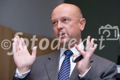 (C)fotodienst/Anna Rauchenberger -  Wien, am 16.09.2009 - Das Österreichische Controller-Institut (ÖCI) lud am 16. September zum Human Resources-Benchmarking-Circle ein. Dabei wurden die Ergebnisse des 1. ÖCI-HR-Panels präsentiert und im Expertenkreis diskutiert. Ausgangspunkt ist der Gedanke, dass die Human Resources, die MitarbeiterInnen, ein kritischer Erfolgsfaktor für jedes Unternehmen sind, sowohl in Zeiten der Hochkonjunktur als auch besonders bei wirtschaftlicher Verlangsamung. FOTO: Guido Betz, CEO Change International Ltd.