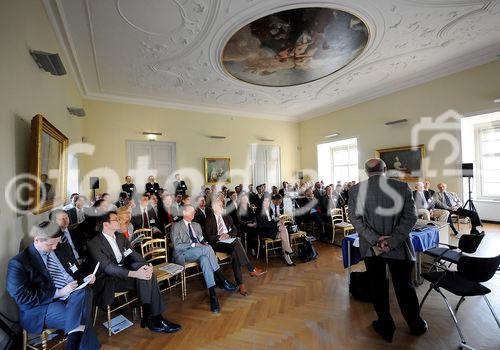 Am 15. April 2009 lud das Österreichische Controller-Institut (ÖCI) seine rund 550 Mitglieder zu einem exklusiven Welcome-Event ins Palais Liechtenstein ein. Erfreut zeigte sich Rita Niedermayr, Geschäftsführerin des ÖCI, dass soviele die Mitglieder der Einladung gefolgt sind. Gerade in Zeiten der Finanz-und Wirtschaftskrise steigt das Finanzbewusstsein in Unternehmen und die Bereitschaft den Controllern Gehör zu verschaffen, meinte sie in ihrer Begrüßungsrede. Wolfang Zelenka, Leiter des Konzernfinanzwesens bei Novomatic erläuterte am Beispiel von NOVOMATIC, die Bedeutung von effizienten und effektiven Controlling-Instrumenten in einem rasch wachsenden Unternehmen sowie die Notwendigkeit einer  Absicherung der Konzernentwicklung durch laufende Liquiditätssteuerung. Beim abschließenden Get together standen sowohl aktuelle wirtschaftspolitische Themen als auch reger Erfahrungsaustausch zwischen den Mitgliedern der stetig wachsenden Controlling-Community im Mittelpunkt. Im Bild: Das Auditorium. 