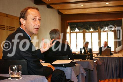 Pressekonferenz Stadtcasino Baden AG im Hotel Widder in Zürich am 9.5.06. Roberto Scheuer beantwortet eine Frage aus dem Publikum.