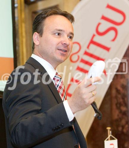 (C) fotodienst / Anna Rauchenberger  - Wien, 28.04.2011 – Fujitsu stellt mit 'Managed Smartphone' weltweit einen neuen Service zur Verfügung. Dank eines Pakets von gehosteten Mobile Professional-Lösungen können Unternehmen die Verwaltung ihrer Smartphones gezielt an Fujitsu auslagern und ihre betrieblichen Prozesse optimieren. FOTO: Johannes Baumgartner, Managing Director Fujitsu Österreich mit der 'EcoMouse'