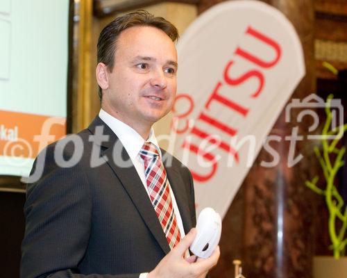 (C) fotodienst / Anna Rauchenberger  - Wien, 28.04.2011 – Fujitsu stellt mit 'Managed Smartphone' weltweit einen neuen Service zur Verfügung. Dank eines Pakets von gehosteten Mobile Professional-Lösungen können Unternehmen die Verwaltung ihrer Smartphones gezielt an Fujitsu auslagern und ihre betrieblichen Prozesse optimieren. FOTO: Johannes Baumgartner, Managing Director Fujitsu Österreich mit der 'EcoMouse'