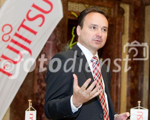 (C) fotodienst / Anna Rauchenberger  - Wien, 28.04.2011 – Fujitsu stellt mit 'Managed Smartphone' weltweit einen neuen Service zur Verfügung. Dank eines Pakets von gehosteten Mobile Professional-Lösungen können Unternehmen die Verwaltung ihrer Smartphones gezielt an Fujitsu auslagern und ihre betrieblichen Prozesse optimieren. FOTO: Johannes Baumgartner, Managing Director Fujitsu Österreich