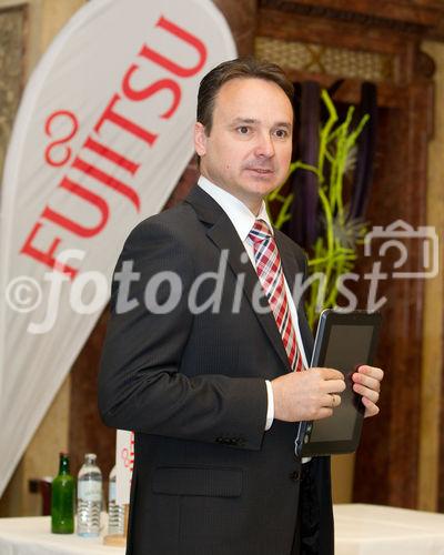 (C) fotodienst / Anna Rauchenberger  - Wien, 28.04.2011 – Fujitsu stellt mit 'Managed Smartphone' weltweit einen neuen Service zur Verfügung. Dank eines Pakets von gehosteten Mobile Professional-Lösungen können Unternehmen die Verwaltung ihrer Smartphones gezielt an Fujitsu auslagern und ihre betrieblichen Prozesse optimieren. FOTO: Johannes Baumgartner, Managing Director Fujitsu Österreich