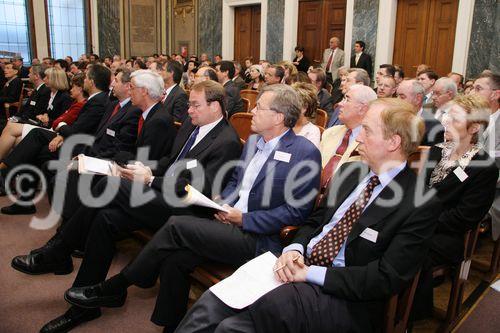 (C) fotodienst/Anna Rauchenberger - Wien 07.06.2006 - Das Wirtschaftsforum der Führungskräfte veranstaltete im Haus der Industrie einen Vortrag zum Thema 'Die Zukunft der Arbeit - Veränderungen in den Lebensstilen und ihre Auswirkungen auf die Wirtschaft'. FOTO: Gäste.