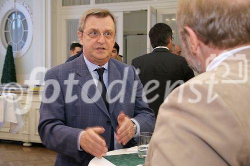 (C) fotodienst/Anna Rauchenberger - Wien 07.06.2006 - Das Wirtschaftsforum der Führungskräfte veranstaltete im Haus der Industrie einen Vortrag zum Thema 'Die Zukunft der Arbeit - Veränderungen in den Lebensstilen und ihre Auswirkungen auf die Wirtschaft'. FOTO: Gäste.