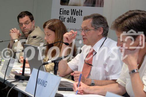 (C) fotodienst/Anna Rauchenberger - Wien 27.06.2006 - Podiumsdiskussion über Zusammenhänge zwischen Umweltschutz, Konflikt und globaler Verantwortung, veranstaltet von der OEZA, der Österreichischen Entwicklungszusammenarbeit. FOTO v.l.: Thomas Nader (OEZA), Purifcació Canals (Vize-Präsidentin IUCN, The World Conservation Union), Rodney Cooke (Director, Technical Advisory Division, IFAD - International Fund for Agricultural Development), Johanna Mang (Austrian Development Agency - ADA).