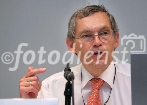 (C) fotodienst/Anna Rauchenberger - Wien 27.06.2006 - Podiumsdiskussion über Zusammenhänge zwischen Umweltschutz, Konflikt und globaler Verantwortung, veranstaltet von der OEZA, der Österreichischen Entwicklungszusammenarbeit. FOTO: Rodney Cooke (Director, Technical Advisory Division, IFAD - International Fund for Agricultural Development).