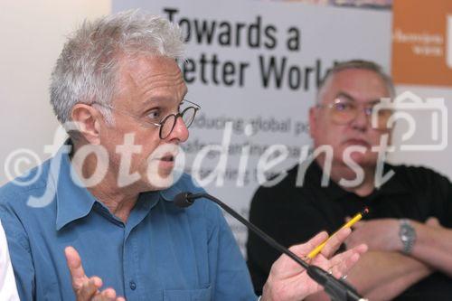 (C) fotodienst/Anna Rauchenberger - Wien 27.06.2006 - Podiumsdiskussion über Zusammenhänge zwischen Umweltschutz, Konflikt und globaler Verantwortung, veranstaltet von der OEZA, der Österreichischen Entwicklungszusammenarbeit. FOTO v.l.: Christoph Gütermann (Geschäftsführer Austroprojekt), Klaus Voss (CEO Omniflora GmbH).