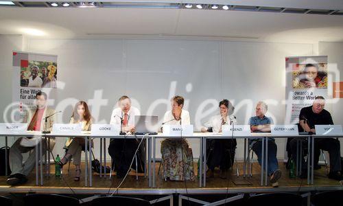 (C) fotodienst/Anna Rauchenberger - Wien 27.06.2006 - Podiumsdiskussion über Zusammenhänge zwischen Umweltschutz, Konflikt und globaler Verantwortung, veranstaltet von der OEZA, der Österreichischen Entwicklungszusammenarbeit.FOTO v.l.: Thomas Nader (OEZA), Purifcació Canals (Vize-Präsidentin IUCN, The World Conservation Union), Rodney Cooke (Director, Technical Advisory Division, IFAD - International Fund for Agricultural Development), Johanna Mang (Austrian Development Agency - ADA), Erwin Kuenzi (ADA), Klaus Voss (CEO Omniflora GmbH).