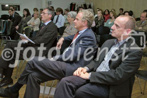 (C) fotodienst/Anna Rauchenberger - Wien 06.06.2006 - Die Ausstellung zeigt, wie Umweltzerstörung in Konflikt um Ressourcen und sogar in Flucht und Vertreibung mündet. FOTO v.l.: Harald Egerer (Leiter des UNEP Büros Wien), Gesandter Dr. Josef Müllner (Abteilungsleiter Sektion Entwicklungszusammenarbeit im Außenministerium), Christian Jahl (Leiter der Hauptbibliothek).