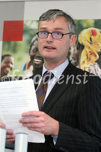 (C) fotodienst/Anna Rauchenberger - Wien 06.06.2006 - Die Ausstellung zeigt, wie Umweltzerstörung in Konflikt um Ressourcen und sogar in Flucht und Vertreibung mündet. FOTO: Harald Egerer (Leiter des UNEP Büros Wien).