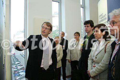 (C) fotodienst/Anna Rauchenberger - Wien 06.06.2006 - Die Ausstellung zeigt, wie Umweltzerstörung in Konflikt um Ressourcen und sogar in Flucht und Vertreibung mündet. FOTO: Alexander Carius (Leiter des Adelphi Research Instituts, Ausstellungsgestalter, links).