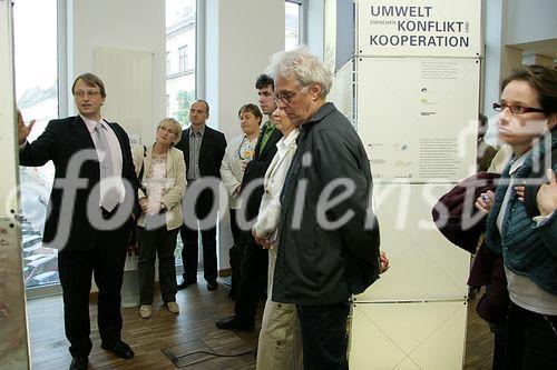 (C) fotodienst/Anna Rauchenberger - Wien 06.06.2006 - Die Ausstellung zeigt, wie Umweltzerstörung in Konflikt um Ressourcen und sogar in Flucht und Vertreibung mündet. FOTO: Alexander Carius (Leiter des Adelphi Research Instituts, Ausstellungsgestalter, links).