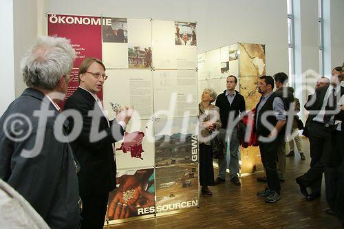 (C) fotodienst/Anna Rauchenberger - Wien 06.06.2006 - Die Ausstellung zeigt, wie Umweltzerstörung in Konflikt um Ressourcen und sogar in Flucht und Vertreibung mündet. FOTO: Alexander Carius (Leiter des Adelphi Research Instituts, Ausstellungsgestalter).