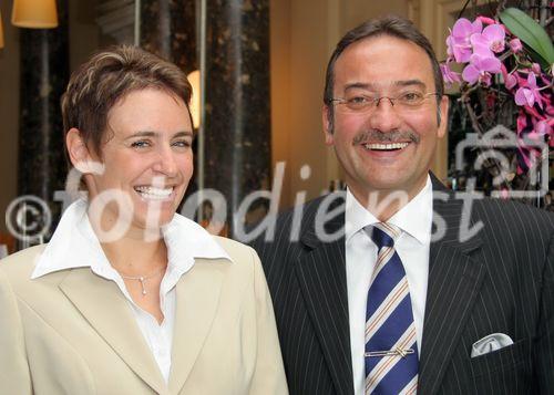 (C) Anna Rauchenberger - Wien 16.05.2007 - ING-DiBa Austria: Starke Zuwächse bei Kunden und Einlagen festigen deutlich die Position Nummer 1 unter Direktbanken. FOTO: Mag. Andrea Fleischhacker (ING-DiBa Austria) und Heinz Stiastny (CEO ING-DiBa Austria).