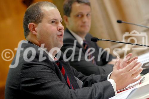 (c) Gebhart / Fotodienst - Präsentation des World Payments Report 2006 - Foto: Diederick Bruggink (Vice President, Senior Advisor Payments & Cards, ABN AMRO), Dipl.-Wirtschaftsing. Jan Michalewicz (Principal Consultant, Leiter der Bankengruppe, Capgemini Austria/CEE).