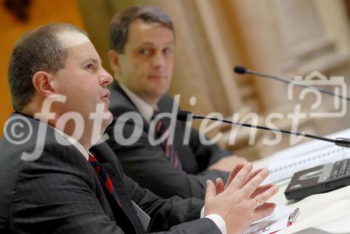 (c) Gebhart / Fotodienst - Präsentation des World Payments Report 2006 - Foto: Diederick Bruggink (Vice President, Senior Advisor Payments & Cards, ABN AMRO), Dipl.-Wirtschaftsing. Jan Michalewicz (Principal Consultant, Leiter der Bankengruppe, Capgemini Austria/CEE).