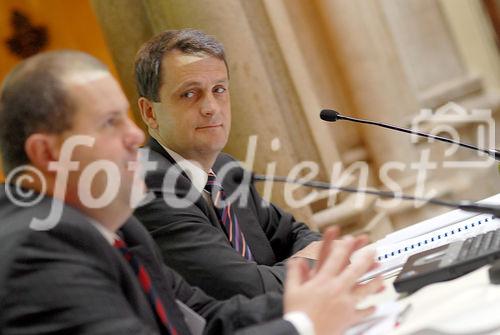 (c) Gebhart / Fotodienst - Präsentation des World Payments Report 2006 - Foto: Diederick Bruggink (Vice President, Senior Advisor Payments & Cards, ABN AMRO), Dipl.-Wirtschaftsing. Jan Michalewicz (Principal Consultant, Leiter der Bankengruppe, Capgemini Austria/CEE).