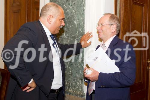 (C) fotodienst.at / Anna Rauchenberger - Wien, am 01.06.2011 - Heute lud das Wirtschaftsforum der Führungskräfte (WdF) zur jährlichen Generalversammlung ins Haus der Industrie. Im Rahmen der Veranstaltung wurden die Agenden des scheidenden Vorsitzenden an den neuen Vorsitzenden übergeben. Das WdF wurde 1979 gegründet und vertritt die Anliegen der österreichischen Führungskräfte, unter anderem als Vertreter im europäischen Dachverband Confédération Européenne des Cadres (CEC). Dem unabhängigen Verein gehören bundesweit knapp 2.800 ManagerInnen an.